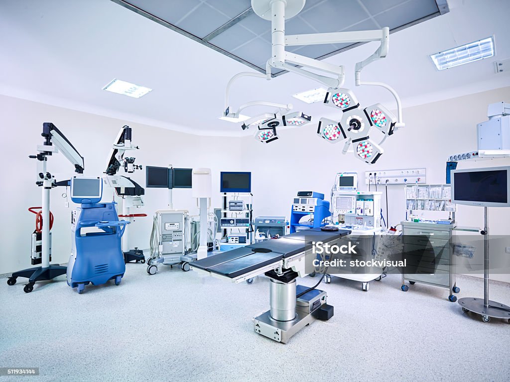 Modern hospital operating room with monitors and equipment - Royaltyfri Sjukvårdsutrustning Bildbanksbilder