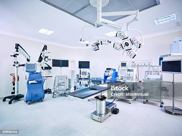 Modern Hospital Operating Room With Monitors And Equipment-foton och fler bilder på Sjukvårdsutrustning