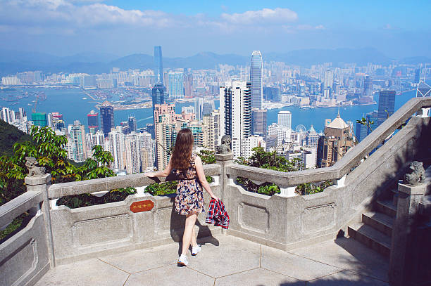 mädchen blick auf hongkong gebäude panorama - victoria peak stock-fotos und bilder