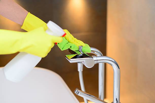 istock Hands with yellow rubber protective gloves cleaning bath mixer 511937800