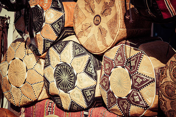 a velha medina souk fez, loja de artesanato colorido marroquino couro, - hassock - fotografias e filmes do acervo