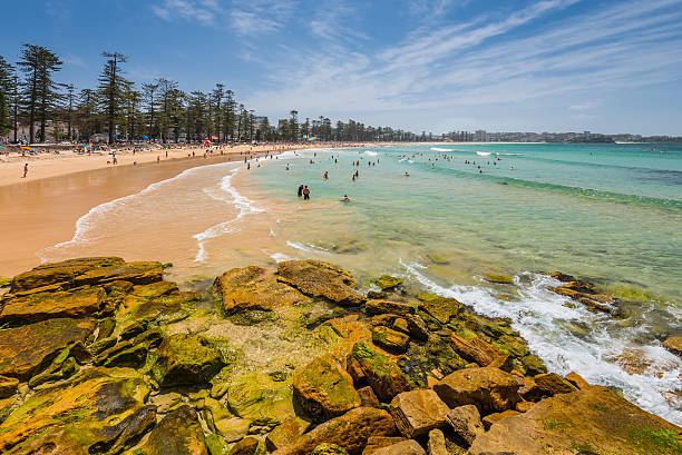 spiaggia virile in giornata di sole, australia-polarizing filtro - surfing new south wales beach australia foto e immagini stock