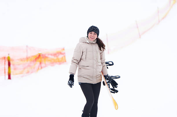 la chica del snowboard costes en una ejecución de esquí - snowboarding snowboard teenager red fotografías e imágenes de stock