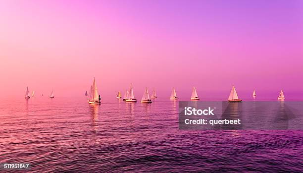 Segelboote Am Meer Stockfoto und mehr Bilder von Segelschiff - Segelschiff, Lila, Sonne