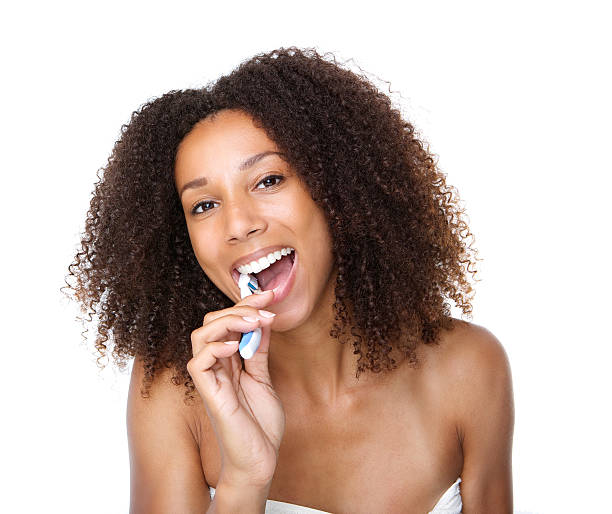 preto jovem mulher lavar os dentes - hairstyle crest imagens e fotografias de stock