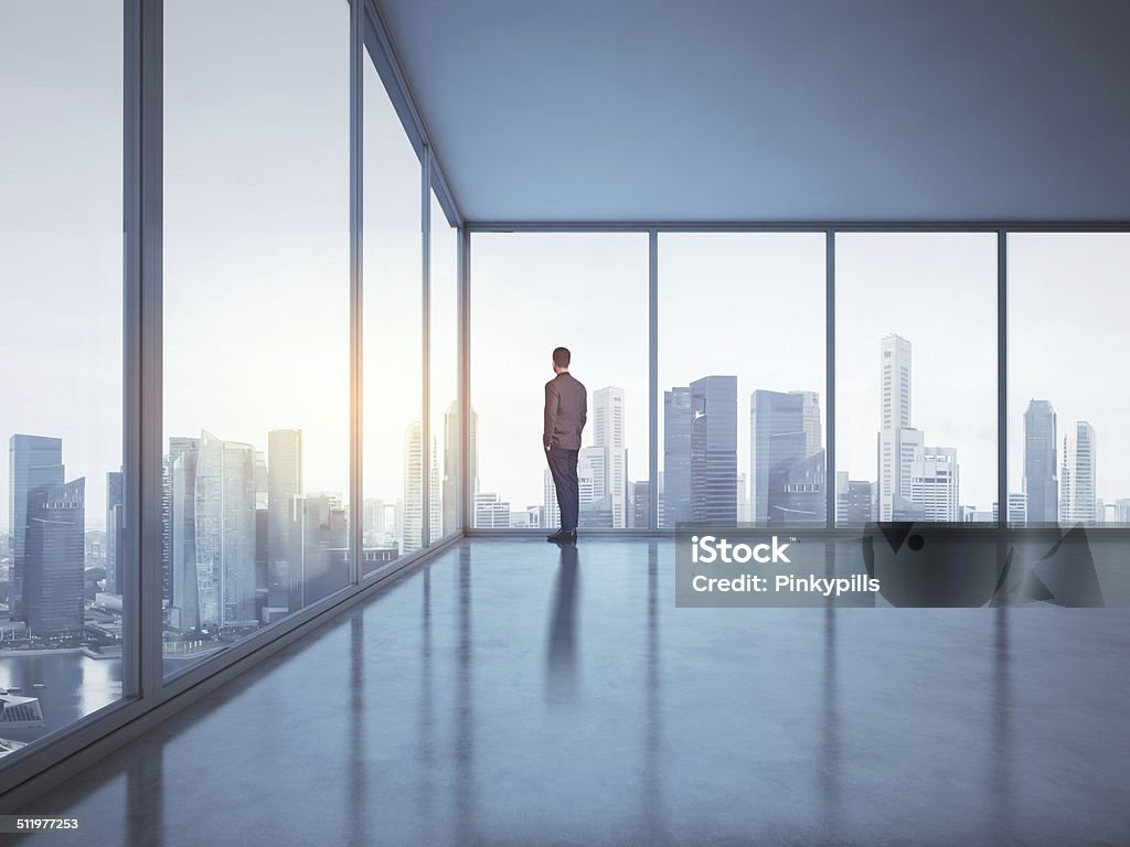 Uomo d'affari guardando attraverso una finestra autentica - Foto stock royalty-free di Abbigliamento da lavoro