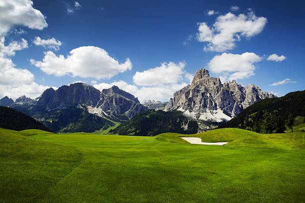 campo de golf en los alpes dolomíticos italiano - corvara fotografías e imágenes de stock
