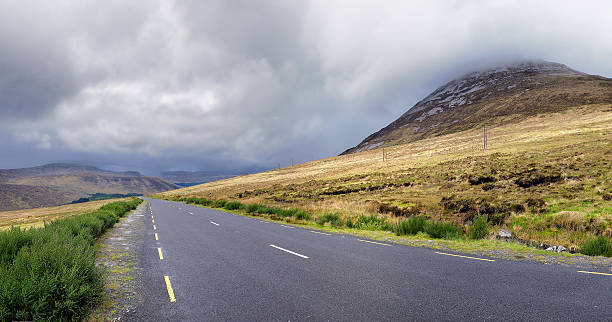 road 近くの errigal 山 - republic of ireland mount errigal mountain landscape ストックフォトと画像