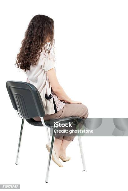 Vista Posterior De Joven Hermosa Mujer Sentada En Una Silla Foto de stock y más banco de imágenes de Sentado