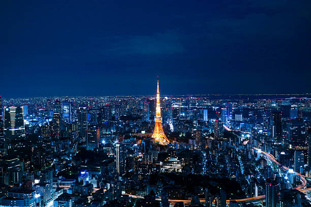 torre di tokyo illuminare vista notturna di tokyo 2015. - when pigs fly foto e immagini stock