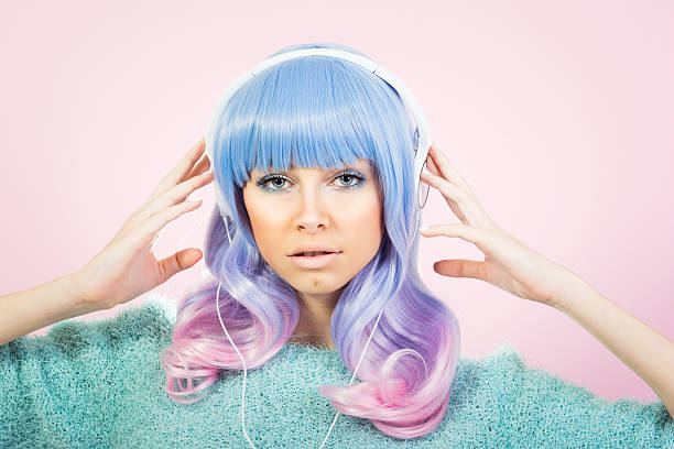 Chica de moda con el pelo en tonos pastel y auriculares - foto de stock