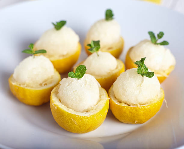 sorbete de limón o helados interior fresco limones - lemon ice cream fotografías e imágenes de stock