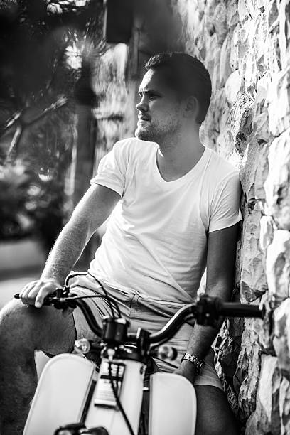 istock Young man on the old school motorbiike 511983512