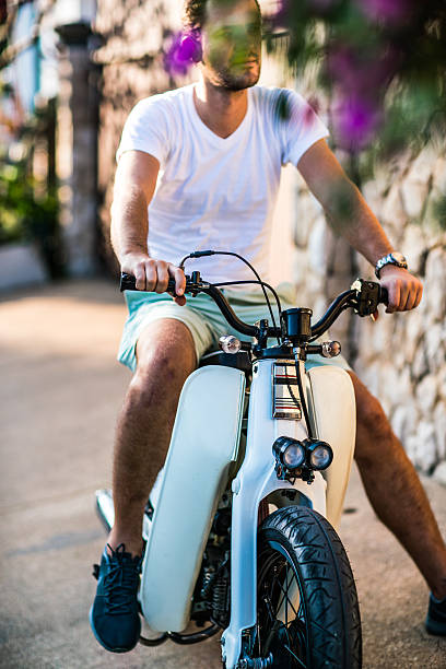 若い男性は、オールドスクール motorbiike - motorsprot ストックフォトと画像