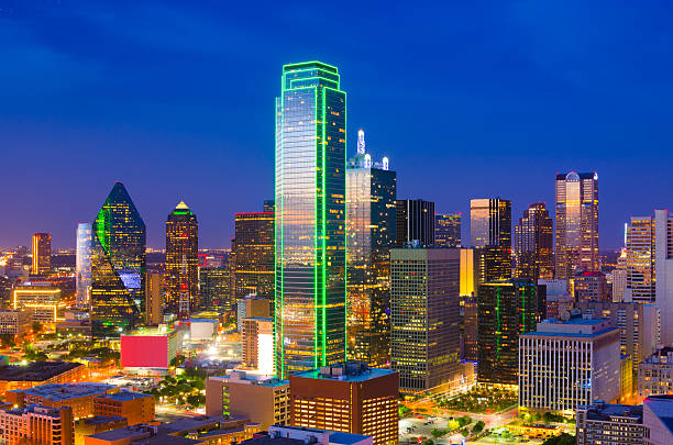 vista aérea do horizonte da cidade de dallas, ao anoitecer - bank of america plaza - fotografias e filmes do acervo