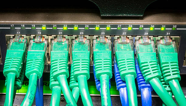 クローズアップ緑色のネットワークケーブルを接続スイッチ - cable network server network connection plug green ストックフォトと画像