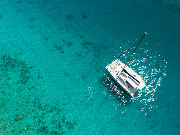 vista aerea di catamarano ancorato nei caraibi tropicali - travel the americas human age viewpoint foto e immagini stock