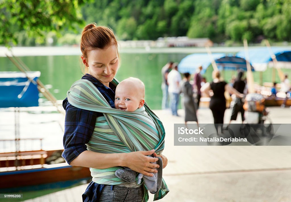 Baby und Mutter auf Natur - Lizenzfrei Babytrage Stock-Foto