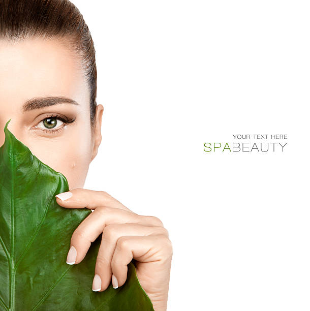 spa de belleza de mujer con una nueva hoja de cara - leaf epidermis fotografías e imágenes de stock