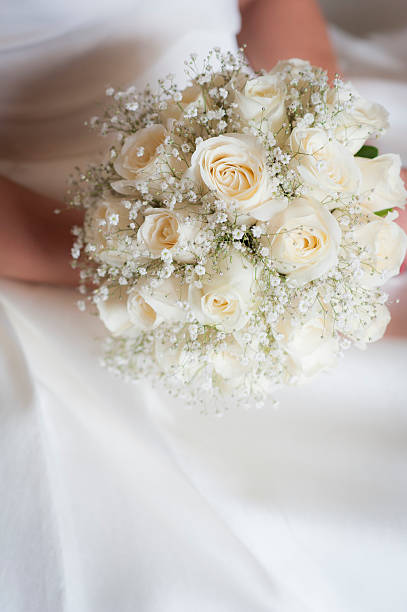 istock Bride and bouquet of roses 511998808