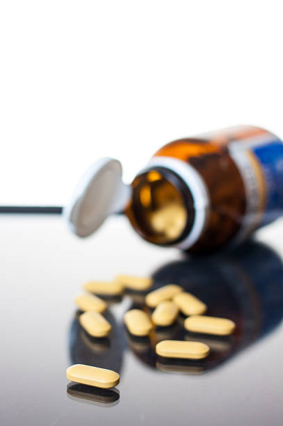 витамин - capsule vitamin pill red lecithin стоковые фото и изображения