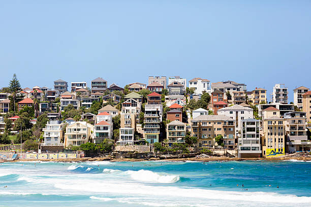 hermoso pueblo costero de bondi suburbio de sydney, australia, espacio de copia - sky sea town looking at view fotografías e imágenes de stock