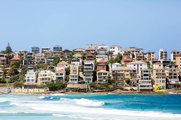 bela cidade costeira bondi, suburbano de sydney austrália, espaço para texto - sky sea town looking at view imagens e fotografias de stock
