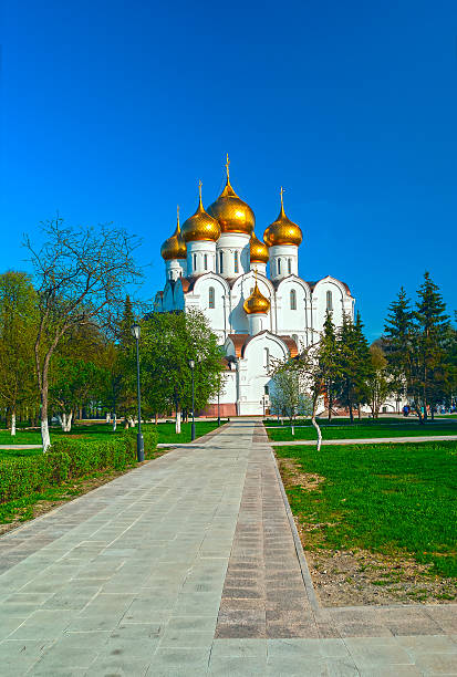 древняя православные кристиан curch в солнечный весенний день - yaroslavl russia religion church стоковые фото и изображения