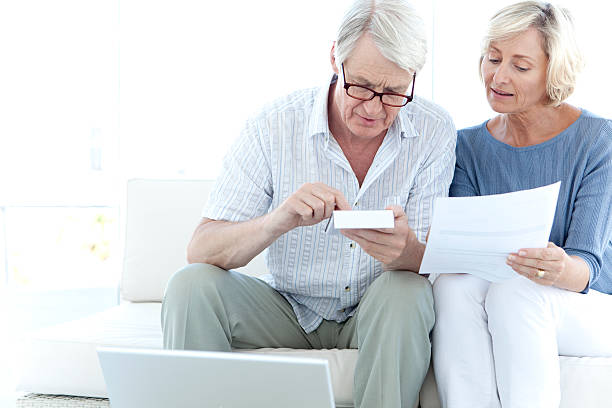 성인 하고 가계 - home finances calculator finance senior couple 뉴스 사진 이미지