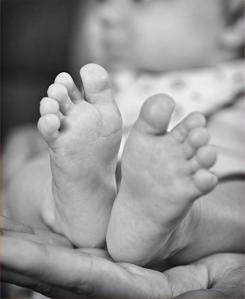 赤ちゃんの feets - human foot baby black and white newborn ストックフォトと画像