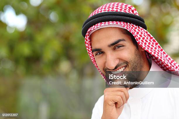Porträt Eines Gut Aussehenden Mann Saudiarabischeemirate Stockfoto und mehr Bilder von Arabien