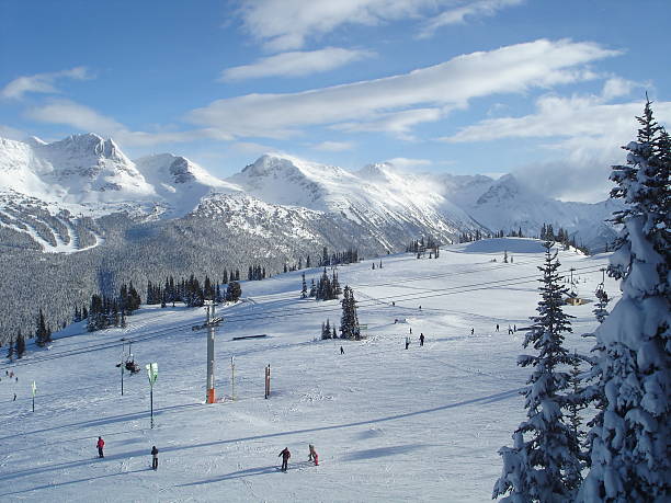 vista dal monte whistler e blackcomb mountain - skiing snow mountain canada foto e immagini stock