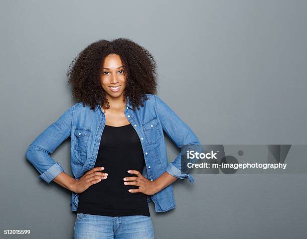 Schöne Schwarze Frau Lächeln Stockfoto und mehr Bilder von 20-24 Jahre - 20-24 Jahre, Afrikanischer Abstammung, Afro-amerikanischer Herkunft