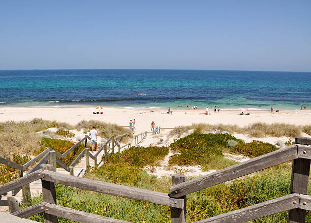 cottesloe paseo a lo largo de la playa para - beach family boardwalk footpath fotografías e imágenes de stock