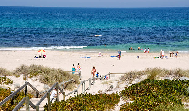 dia da praia - beach family boardwalk footpath - fotografias e filmes do acervo