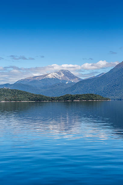 lago manapouri, ilha do sul, nova zelândia - te anau imagens e fotografias de stock