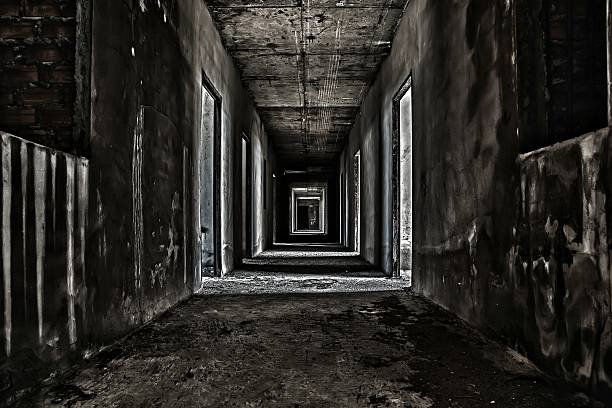 de miedo corredor en edificio de abandono de un pasaje peatonal. - men hiding fear terrified fotografías e imágenes de stock