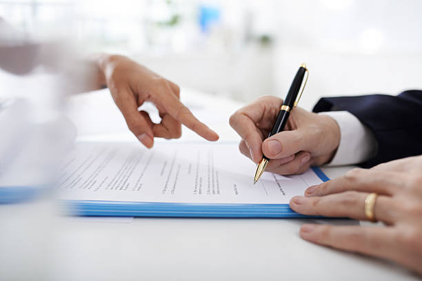 istock Signing business contract 512037840