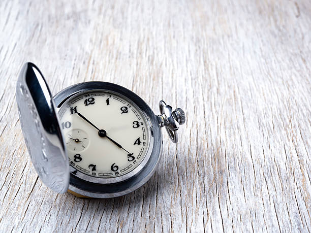 Orologio da tasca su sfondo in legno - foto stock