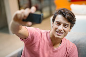 junger-mann-nehmen-selfie-mit-handy.jpg?b=1&s=170x170&k=20&c=HXNIOPFjFr_vvgsgIMf4VmCbGFPxucPlrZCl-ef6DKc=