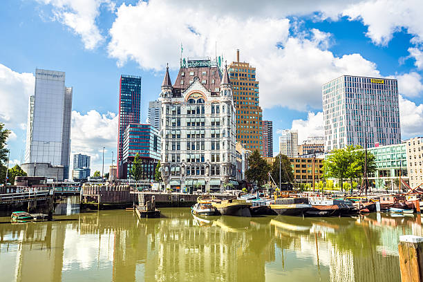 centro da cidade com o porto de roterdão - rotterdam imagens e fotografias de stock