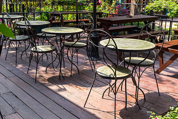istock Outdoor Coffee Shop 512043208