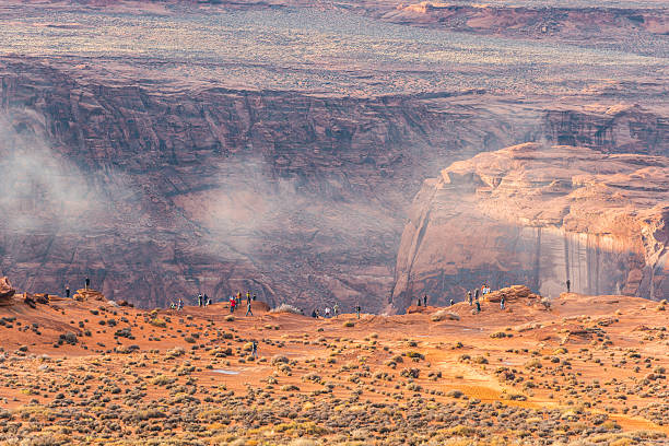 horseshoe de inclinación - majestic mountain river horseshoe bend fotografías e imágenes de stock