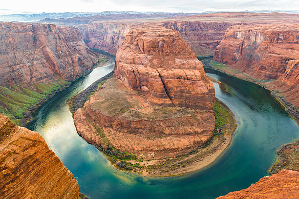 horseshoe bend - majestic mountain river horseshoe bend stock-fotos und bilder