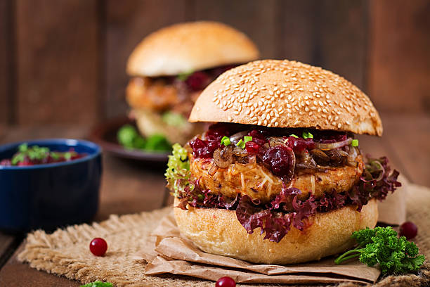 hamburger mit saftigen türkei burger mit käse, karamellisierten zwiebeln. - sandwich turkey cranberry cheese stock-fotos und bilder