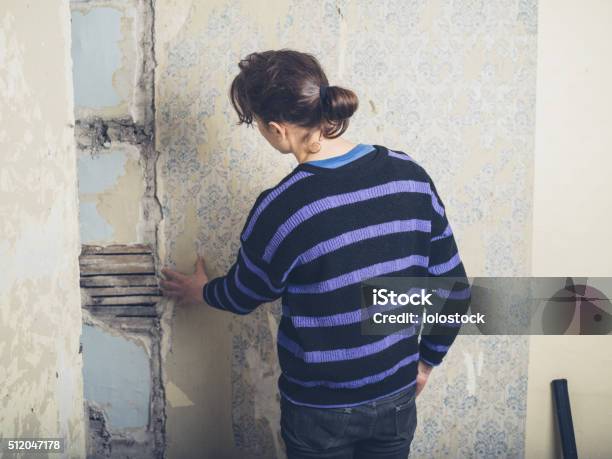 Frau Prüfen Dachlatte Mauer Stockfoto und mehr Bilder von Mauer - Mauer, Verputz, Wand