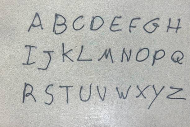 mano con el dibujo alfabeto inglés - alphabet english culture paint typescript fotografías e imágenes de stock