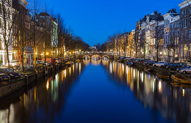 blick auf die keizersgracht in amsterdam - keizersgracht stock-fotos und bilder