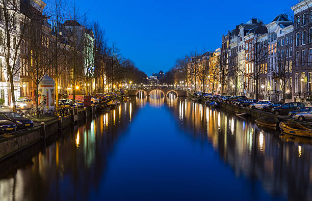 ver en el canal en amsterdam keizersgracht - keizersgracht fotografías e imágenes de stock