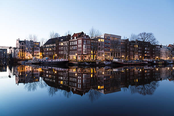 istock Oudeschans Canal and buildings in Amsterdam 512052192